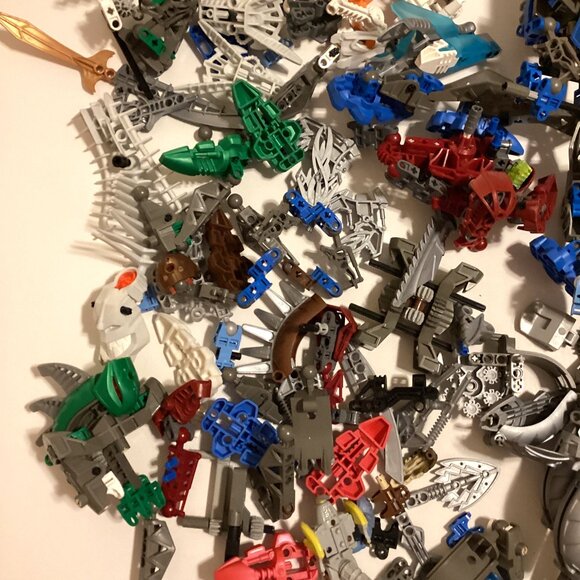 A Big Bundle Assortment of Lego Bionicle + Piraka Parts Loose Pieces - Picture 4 of 6